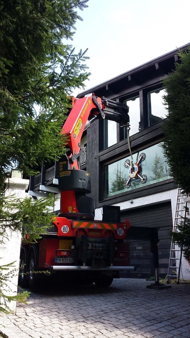 DEPOSE CHASSIS AVEC GRUE VENTOUSE DEPOSE CHASSIS AVEC GRUE VENTOUSE